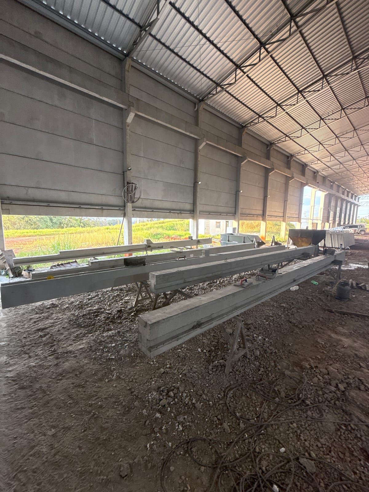 Investimento Imobiliário, Santa Cruz do Sul: Peças de concreto sobre cavaletes no galpão