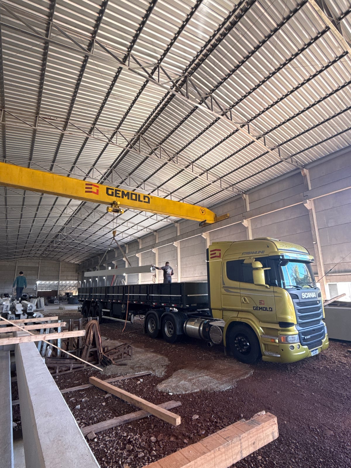 Investimento Imobiliário, Santa Cruz do Sul: Carregamento de peça no caminhão com a ponte rolante