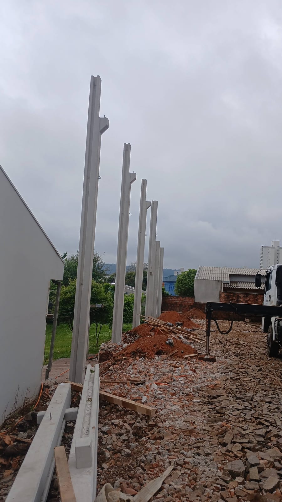 Investimento Imobiliário, Santa Cruz do Sul: Pilares pré-moldados montados na obra