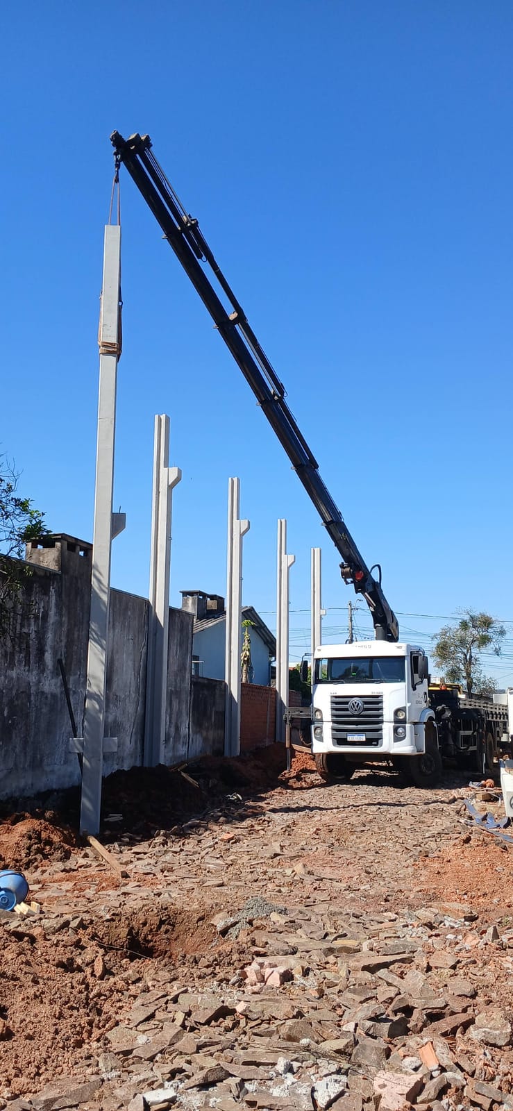 Investimento Imobiliário, Santa Cruz do Sul: Içamento de pilar com o munck