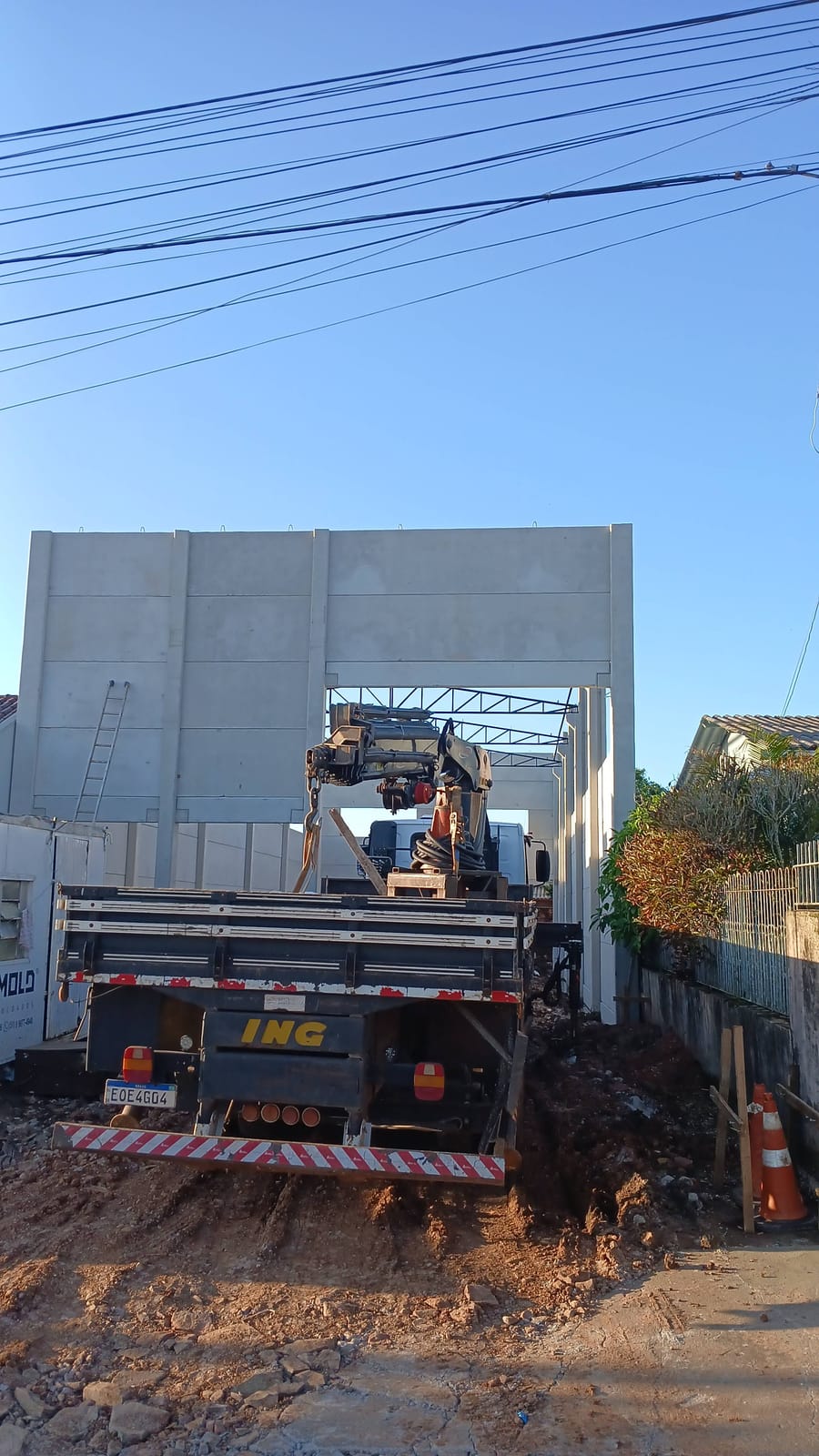 Investimento Imobiliário, Santa Cruz do Sul: Munck diante da estrutura pré-moldada em montagem
