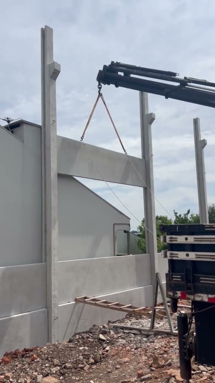 Investimento Imobiliário, Santa Cruz do Sul: Placa de parede descendo entre os pilares com o munck