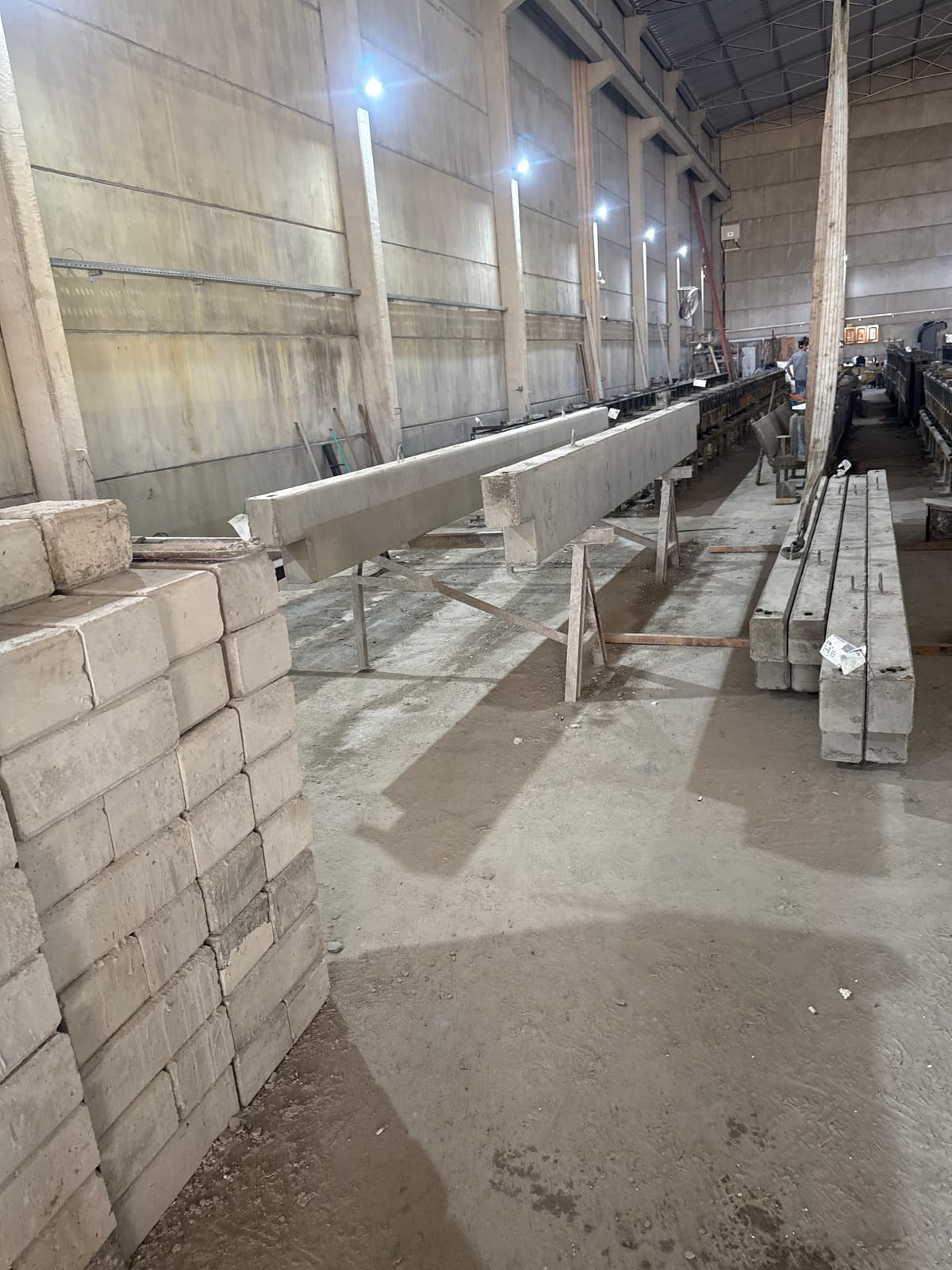 Mercado Bela Vista - O Mercado da Família, Venâncio Aires: Peças de concreto sobre cavaletes na fábrica