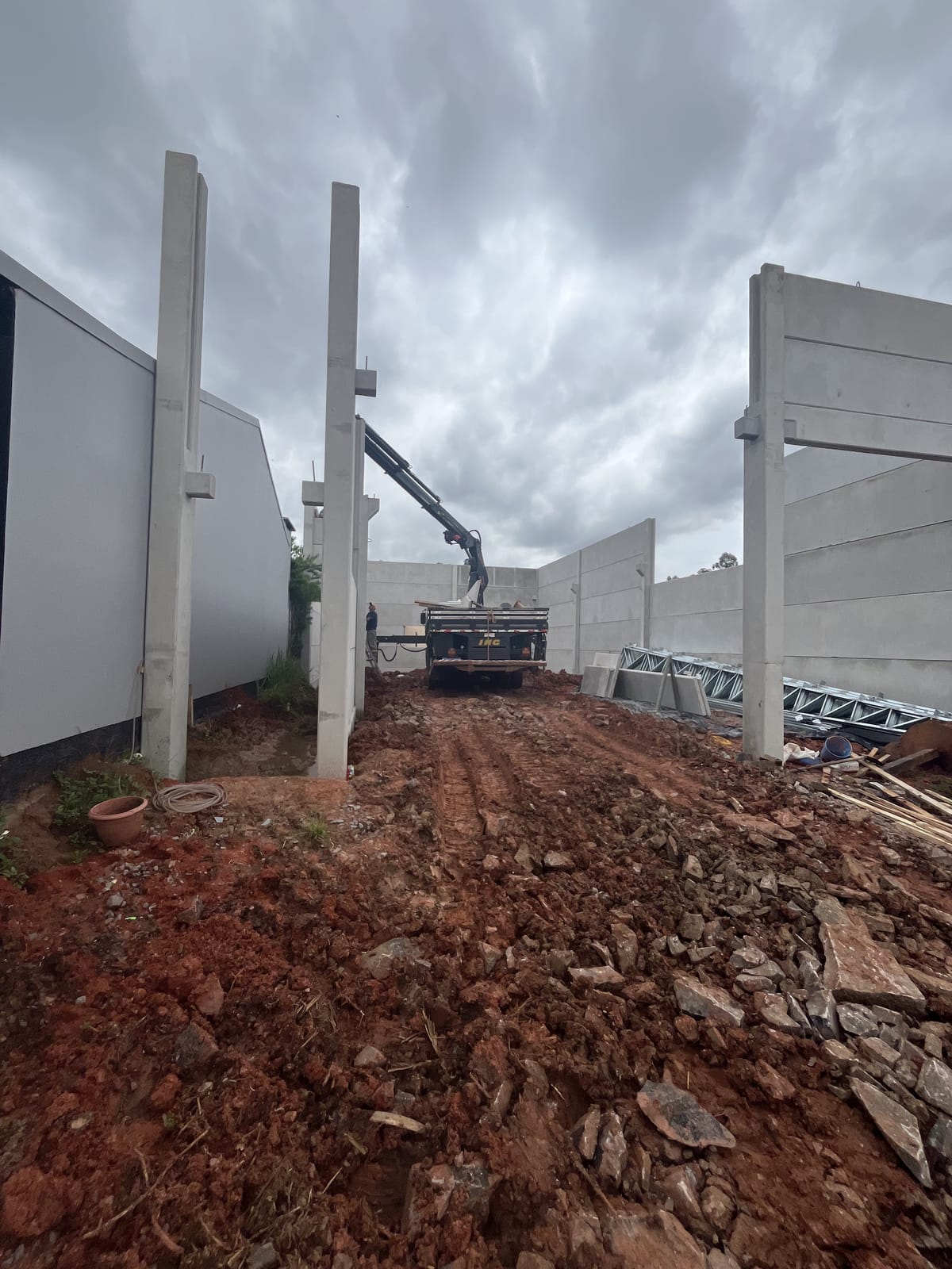 Mercado Bela Vista - O Mercado da Família, Venâncio Aires: Munck entre pilares e placas de parede