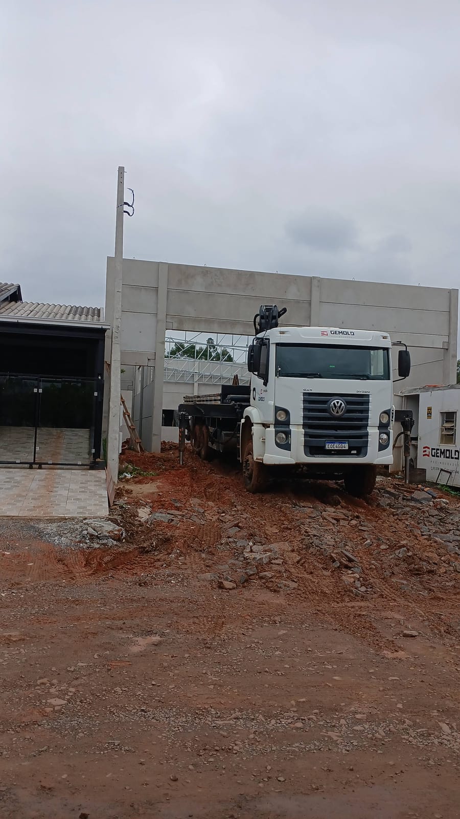 Mercado Bela Vista - O Mercado da Família, Venâncio Aires: Munck diante da estrutura pré-moldada em montagem