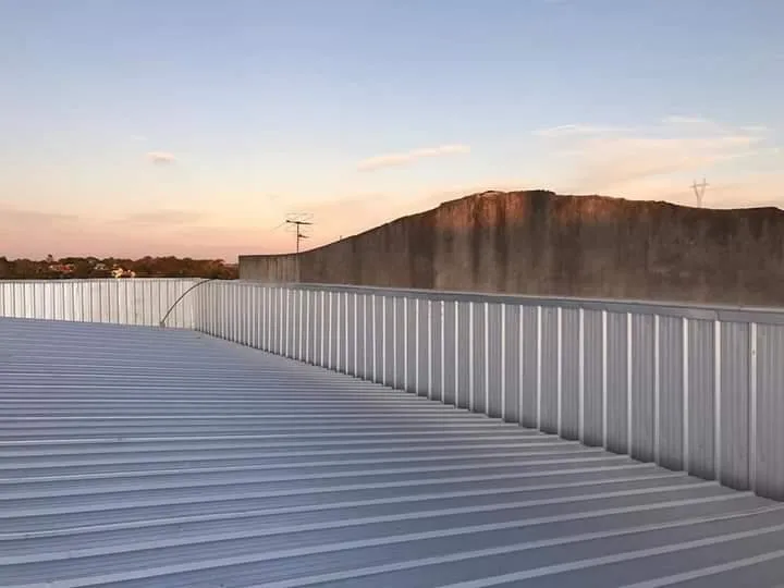 Telhado e platibanda vistos de cima, ao entardecer